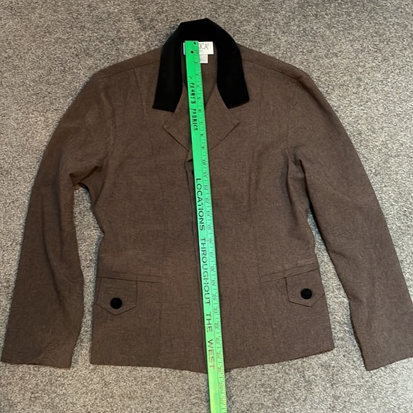 Professional look suit, lightweight, suede collar and buttons. - Picture 5 of 8